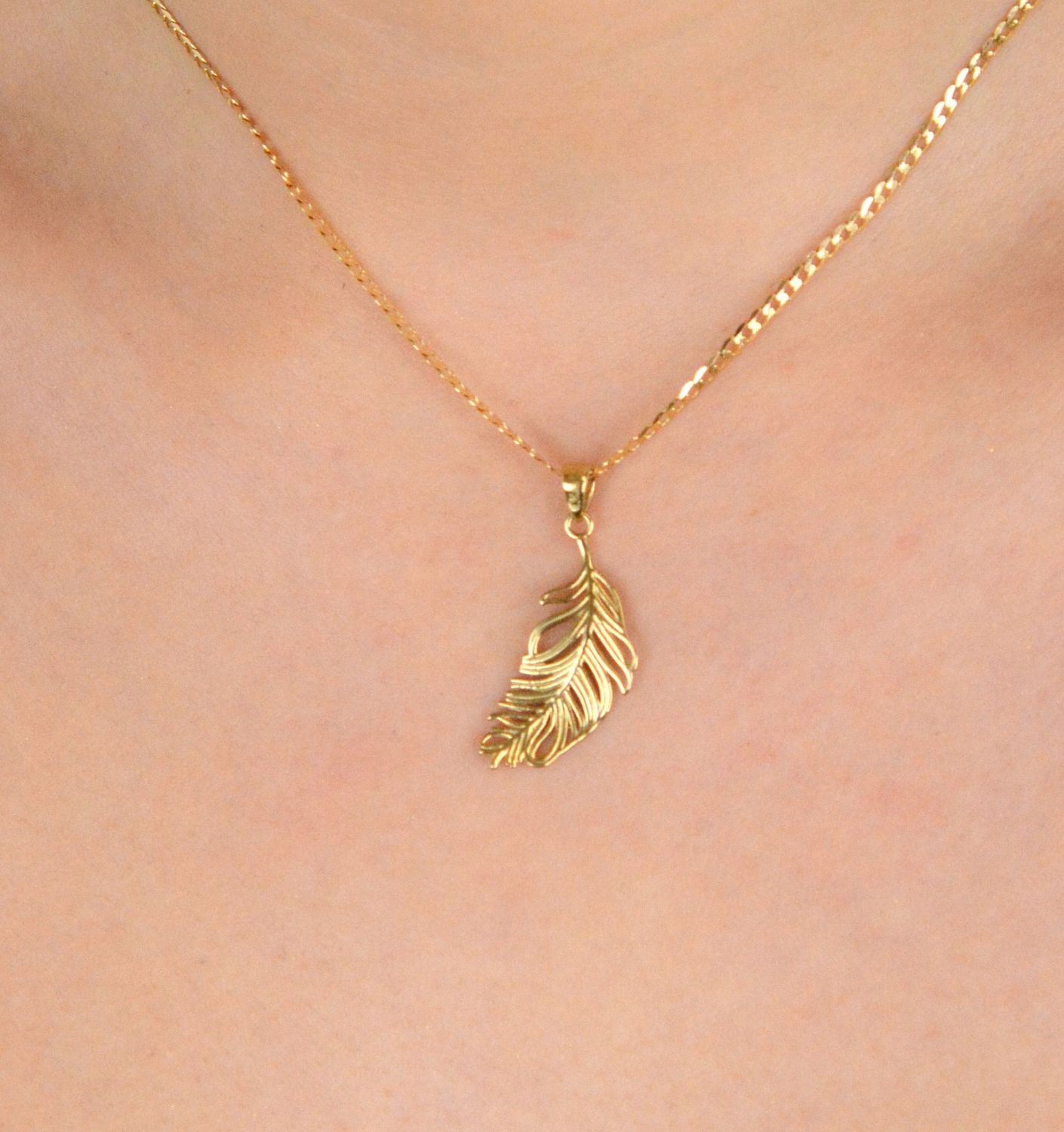 Złota zawieszka pióro z dodatkiem białego złota próba 333, ZA 4375. Ta elegancka zawieszka w kształcie pióra symbolizuje lekkość, wolność i elegancję. 1.jpg